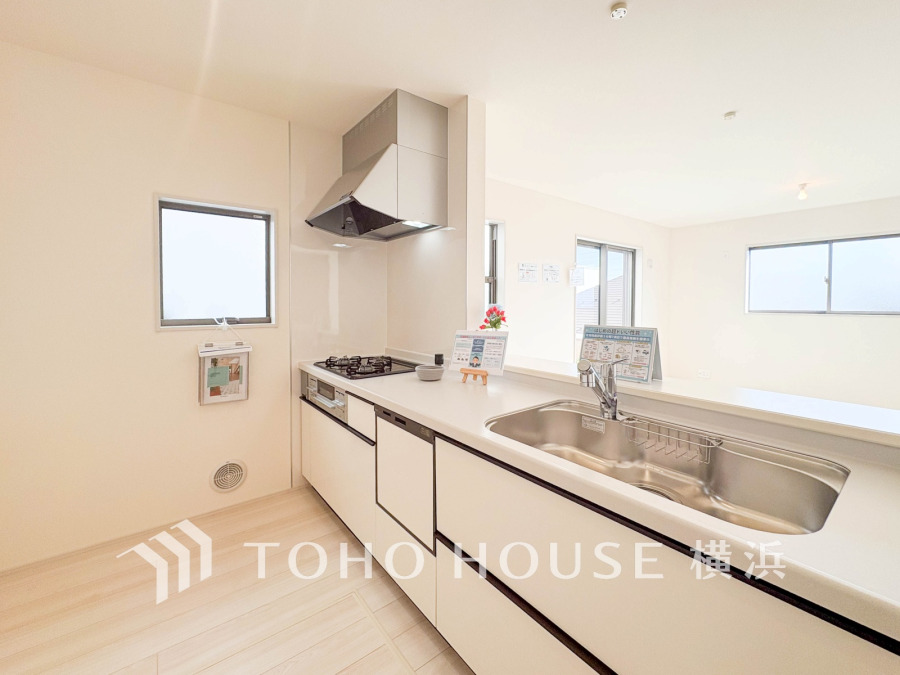 明るく開放的な対面キッチンは、家族との会話を楽しみながら調理ができる快適な空間です。