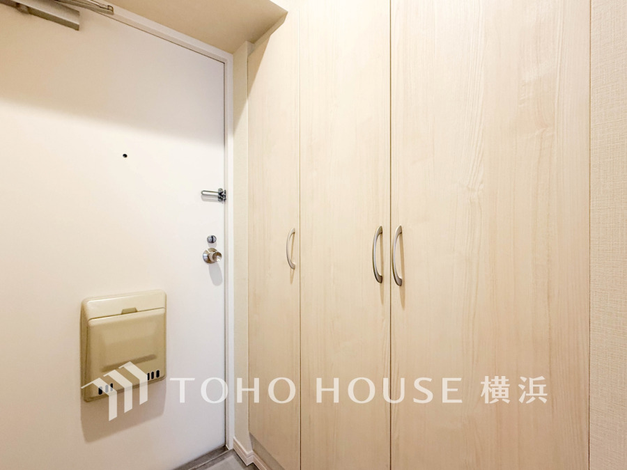 収納豊富なトールサイズのシューズボックスを設置した玄関スペース。
