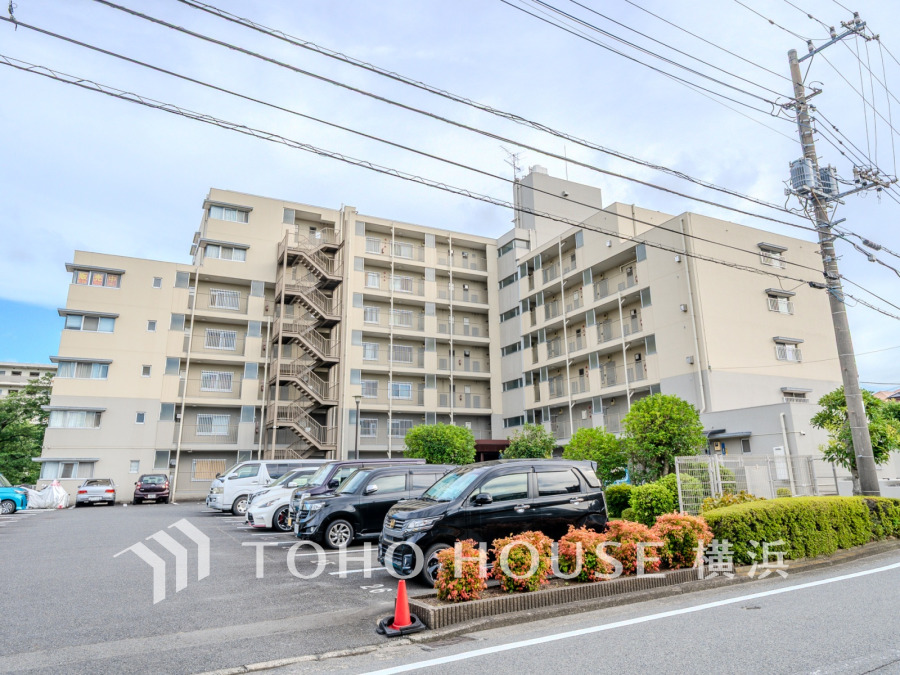爽やかな青空の下に贅沢なほどに降り注ぐ陽光、豊かな居住性と、クオリティが見事に調和した住空間は、住まうことの喜びを感じさせてくれます。