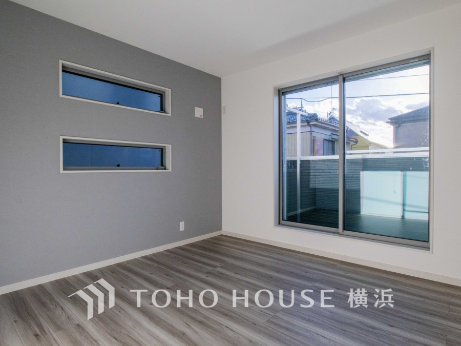 2面採光の居室は快適な光を取り入れ、心地よい風を取り入れます♪通気性能を上げる事で居心地の良い空間を演出します。多くの時間を過ごす住まいだから、快適な場所であるように。