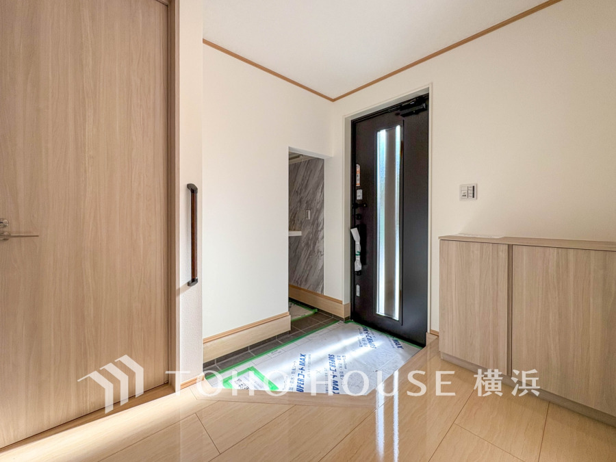 清潔感溢れる玄関がお出迎えする本邸宅の物語は、ここから始まる日常を期待させます。この場所には「希望」と「優越」で包み込んでくれる「特別」な空間があります。