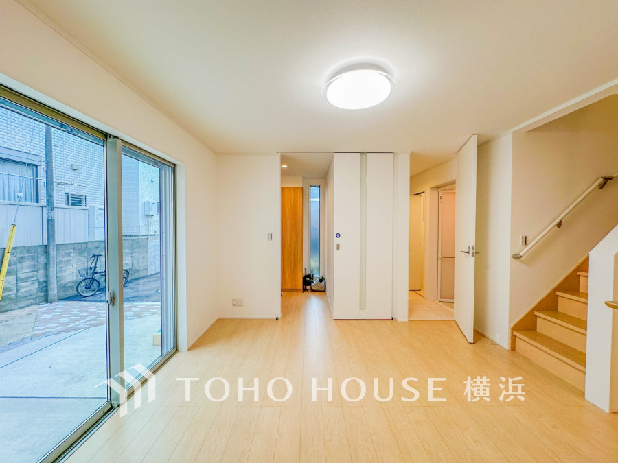 ここにはみんなが集い、食事と楽しい会話が始まる。話に夢中になりすぎて、ついつい時を忘れてしまう。そんな束の間の幸せを感じさせてくれる場所。