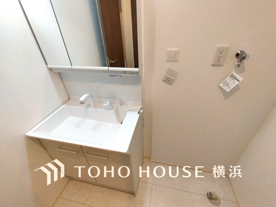 十分な大きさの洗面台は、身だしなみチェックや歯磨きなど、朝の慌ただしい時間でも余裕とゆとりを感じて頂けます。