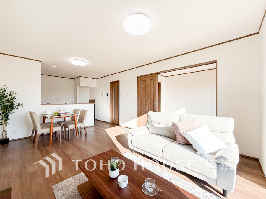 自然光がたっぷり入る明るいリビング。シンプルな内装で家具の配置も自在、快適な家族の団らん空間です。