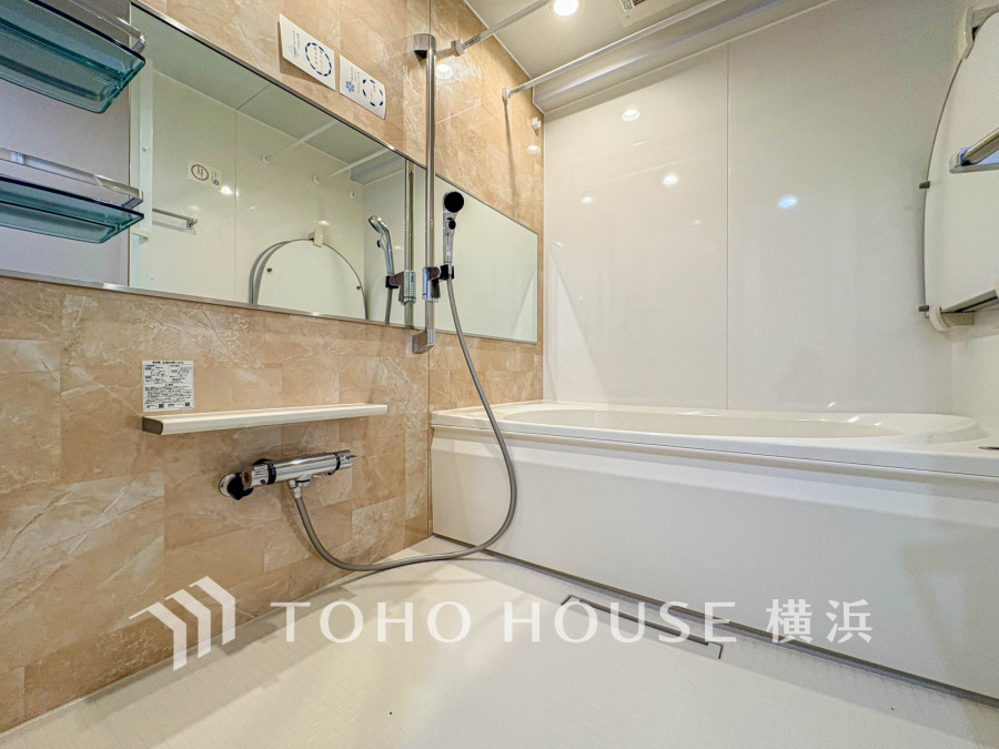 清潔感あふれる大理石調の壁と広々とした浴槽で、快適なバスタイムを実現するバスルームです。