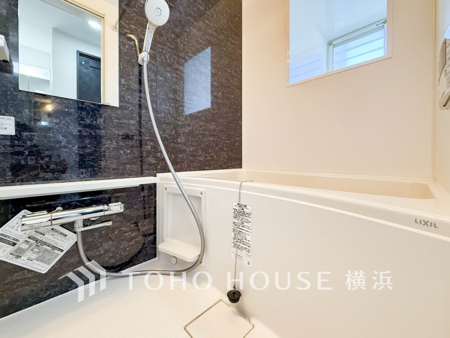 上質が感じられるカラーリングで、清潔な空間美を実現。一日の疲れが癒される優雅なバスタイムを堪能できるゆとりあるバスルームです。