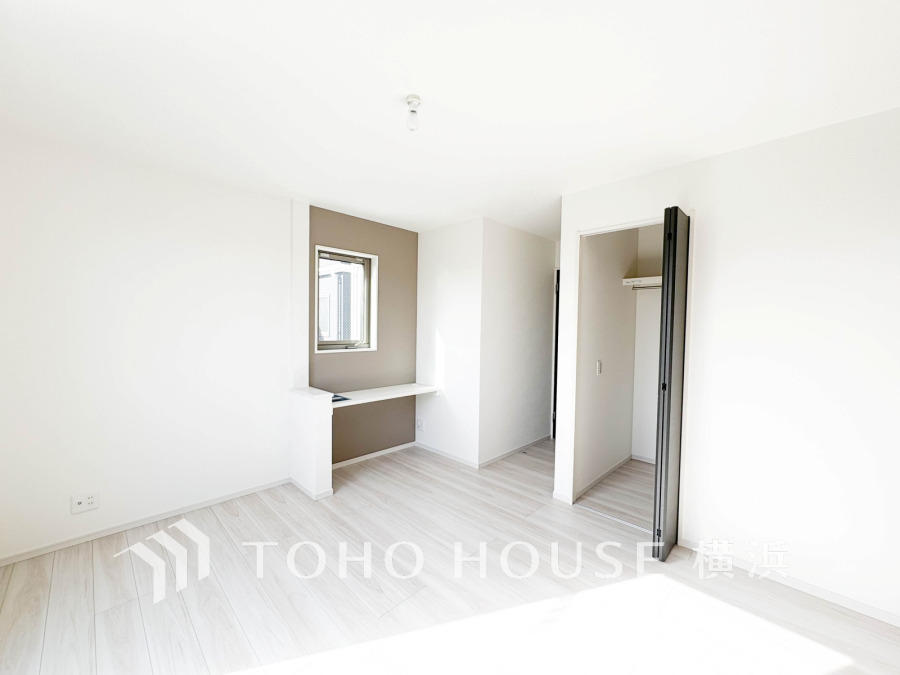 主寝室にはたっぷり収納できるウォークインクローゼットとカウンター付き。カウンターは、ワークスペースとしてはもちろん読書をしたり趣味を楽しんだり多目的にご利用いただける便利な空間です。