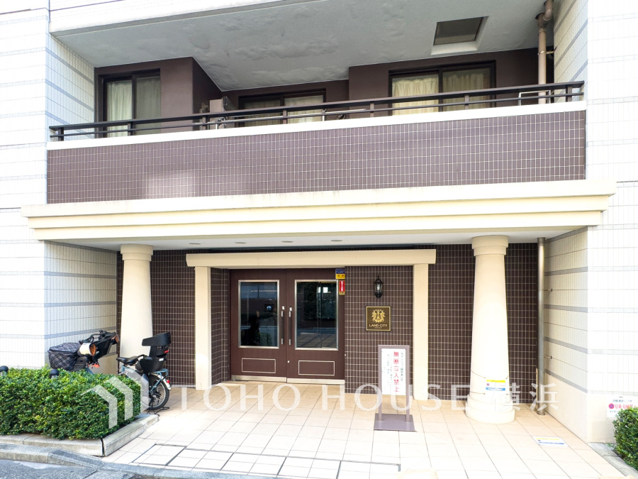 上質感漂うエントランス。めまぐるしく過ぎ行く日々の中でゆったりとした休息と癒しを提供してくれる居住者のプライベート空間があります。