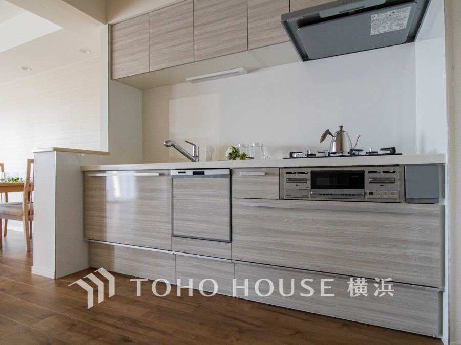 手元の収納から、足元の収納までが全てスライド式で、奥のスペースまで有効に活用できます。奥まで上から見渡せるので、たまにしか使わない調理器具もサッと取出せます。