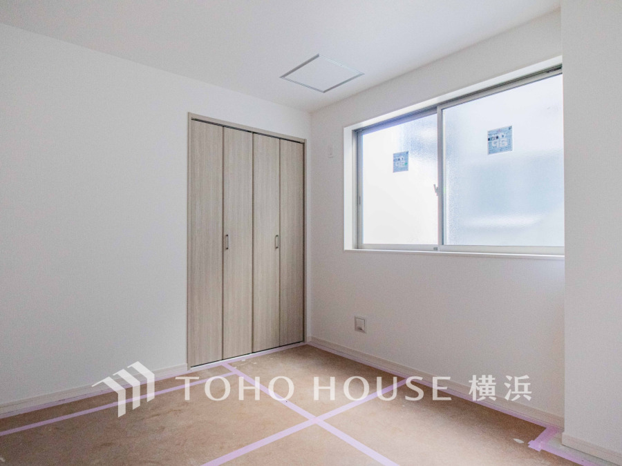 【2026年2月撮影】明るい自然光が差し込むシンプルで清潔感のある洋室。収納スペースも確保され使い勝手良好です。