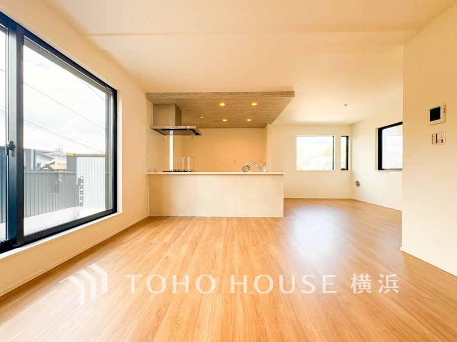 豊かな光が床材を照らしだすひと時、この場所には落ち着きと上質な空気感が流れます。ご家族やお友達との時間など、多くの時を刻む空間。何気なく過ぎる時でさえも上質なひと時となる快適な空間を目指して。