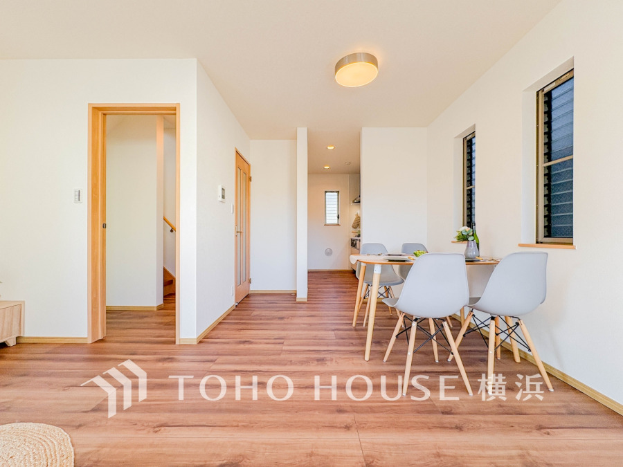 明るく開放的な空間が広がるLDK。室内には豊かな陽光が注ぎ込み、爽やかな住空間を演出。ホームパーティーでもゲストと一緒に料理を楽しみながら楽しい時間を過ごせそう。