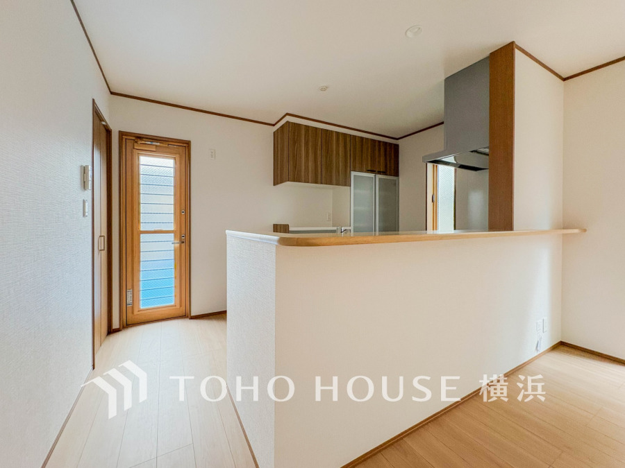 木の温もりを感じる明るいキッチン。対面カウンターで家族との会話も弾みます。