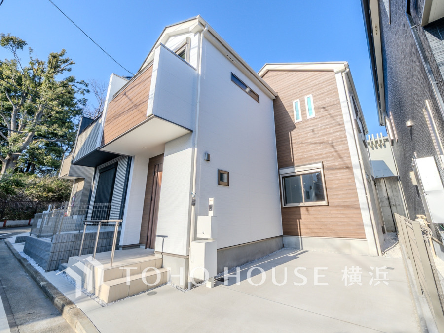 木目調と白のコントラストが美しい邸宅。ゆとりあるカースペース（1台分）付きです