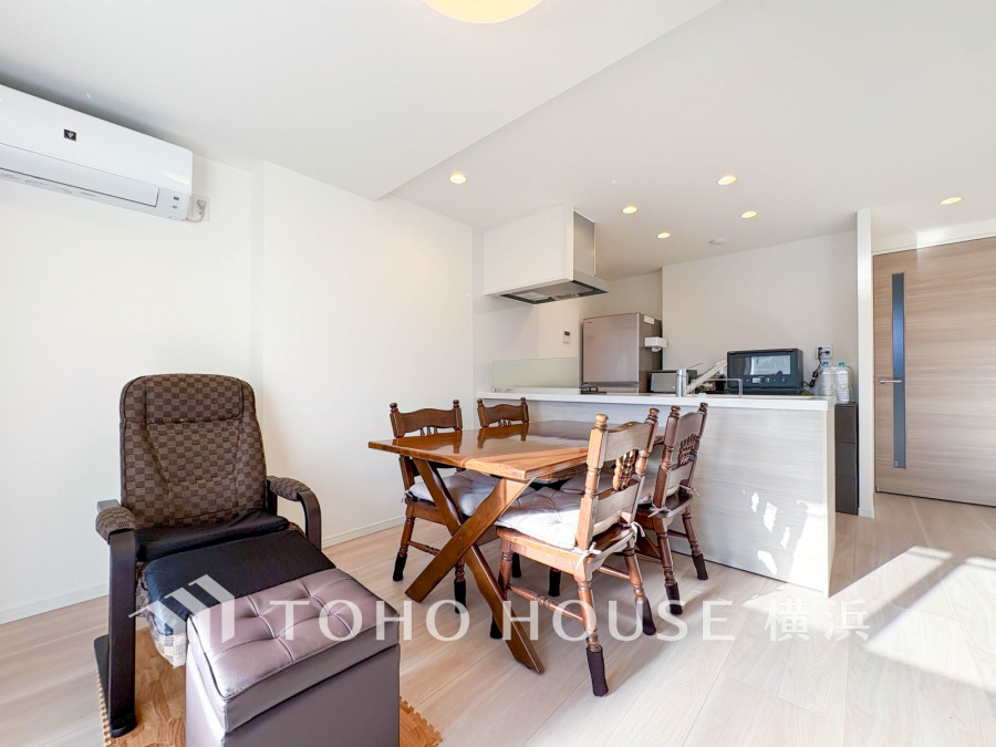 明るく開放的な空間が広がるLDK。室内には豊かな陽光が注ぎ込み、爽やかな住空間を演出。