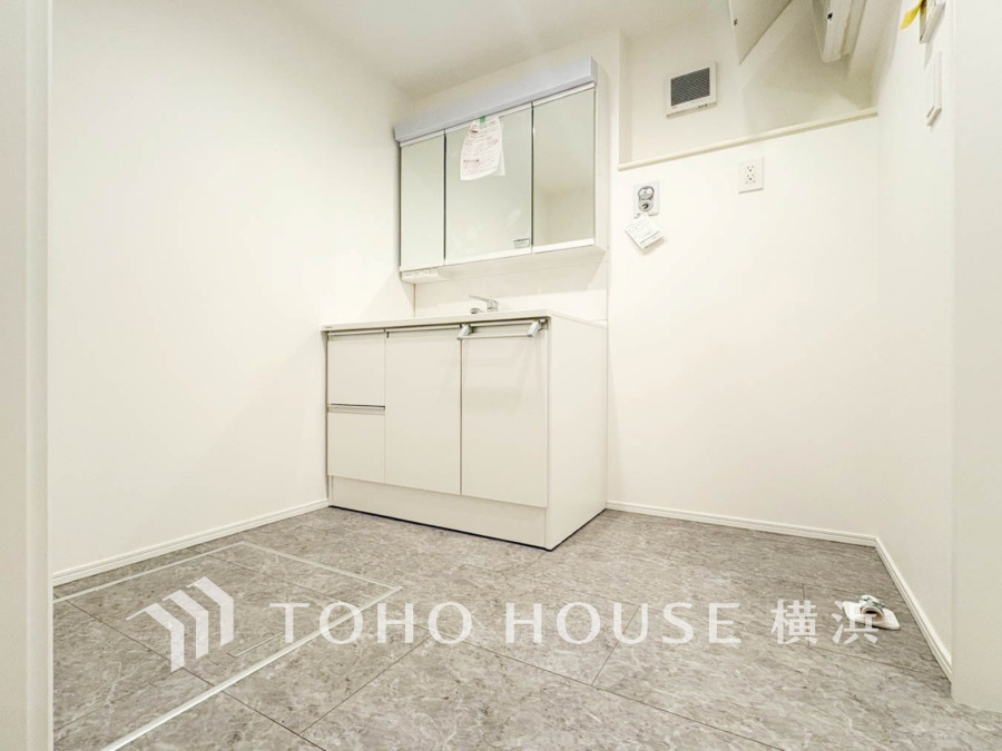 十分な大きさの洗面台は収納もさる事ながら、身だしなみチェックや歯磨きなど、朝の慌ただしい時間でもホテルライクなスペースで余裕とゆとりを感じて頂けます。