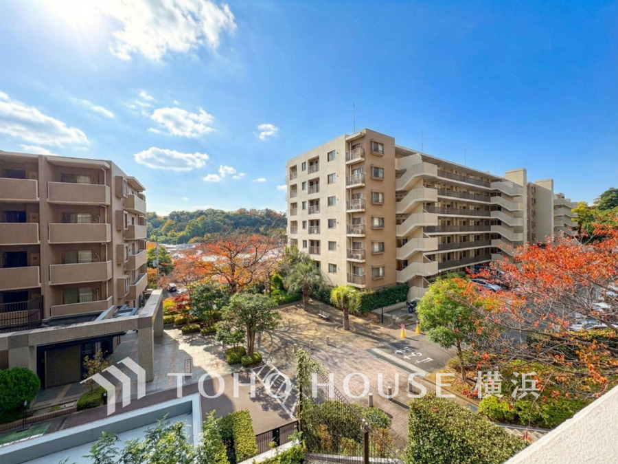 緑豊かな自然に囲まれた落ち着いた住環境。明るい空と開放感あふれるマンション外観です。