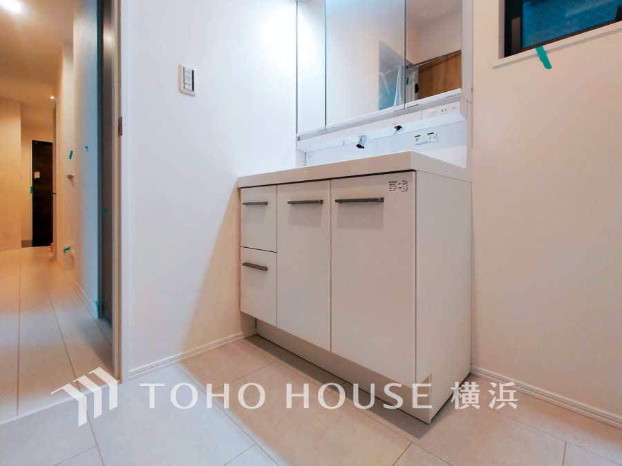 十分な大きさの洗面台は、身だしなみチェックや歯磨きなど、朝の慌ただしい時間でも余裕とゆとりを感じて頂けます。