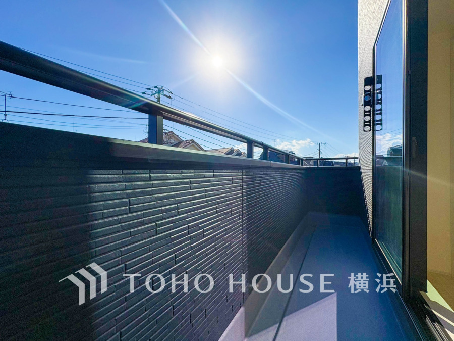 陽光あふれる広々としたバルコニー。洗濯物干しも快適にでき、開放感ある空間が魅力です。