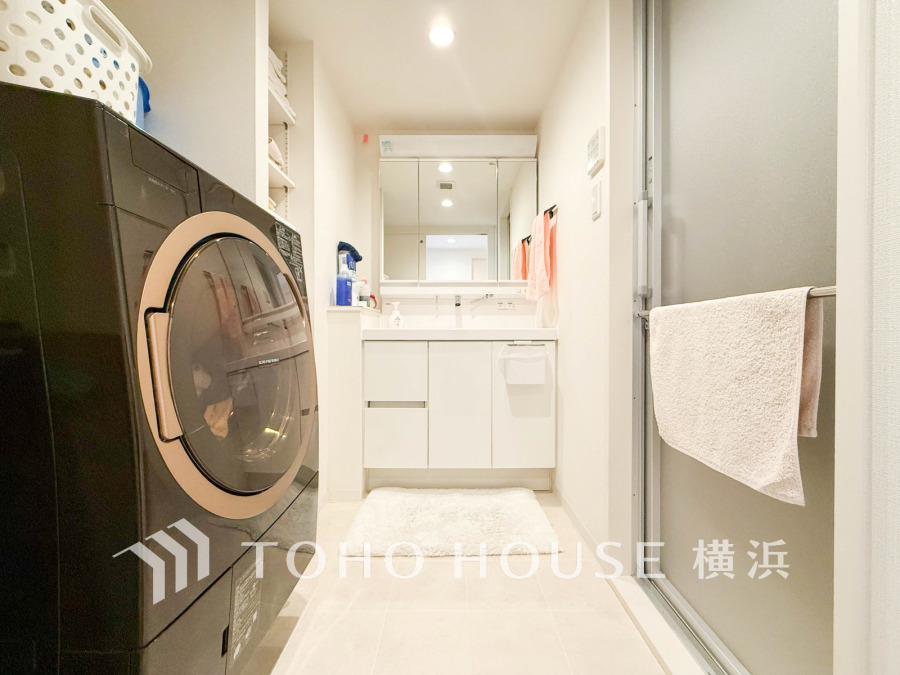 ご家族の1日が始まり、1日の終わりを締めくくる洗面空間。洗濯機を配置しても十分なスペースを確保した設計となっております。