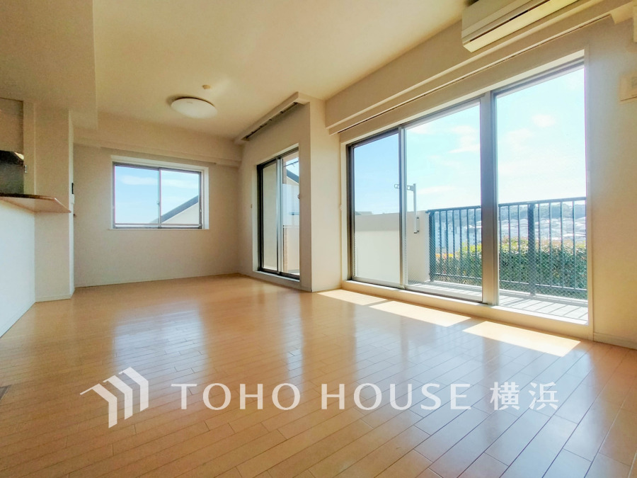 南向きの大きな窓から陽射しがたっぷり入る広々LDK。爽やかな風と景色を楽しめます。