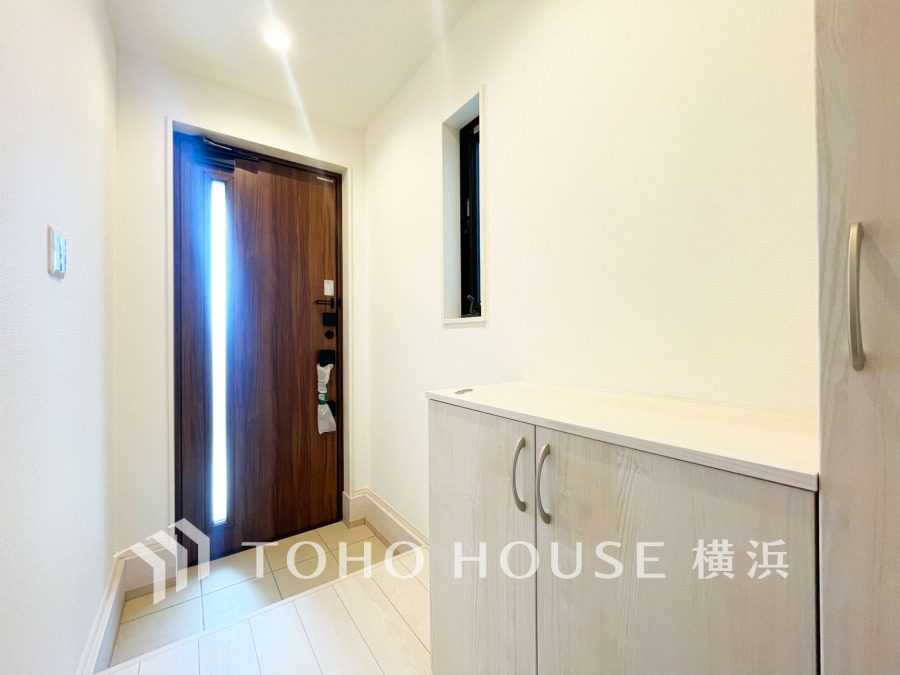 陽射しの入る明るい玄関で一日の始まりも爽快に。