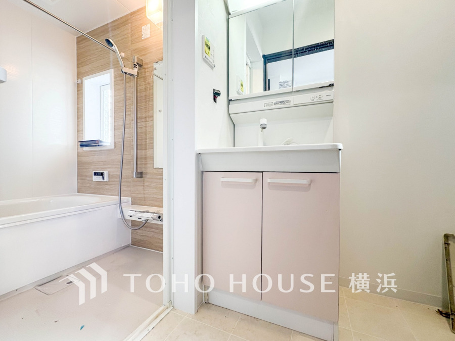 ご家族の1日が始まり、1日の終わりを締めくくる洗面空間。洗濯機を配置しても十分なスペースを確保した設計となっております。