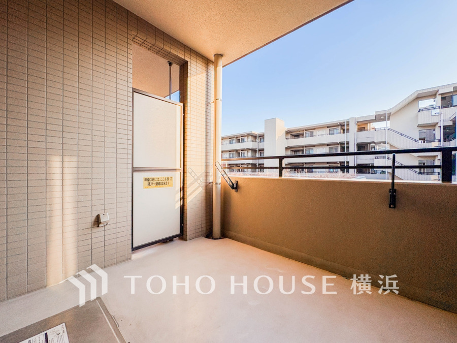 バルコニーは陽当たり良好な南向き。たっぷりと出幅をとったゆとりある空間です。
