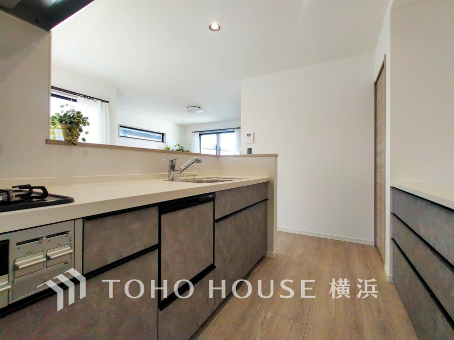 プライベートスペースを彩るインテリアとしての美と、快適な日常を支える機能性と強さがひとつになったキッチンです。開放的な対面カウンターキッチンはリビングと一体感のある空間。