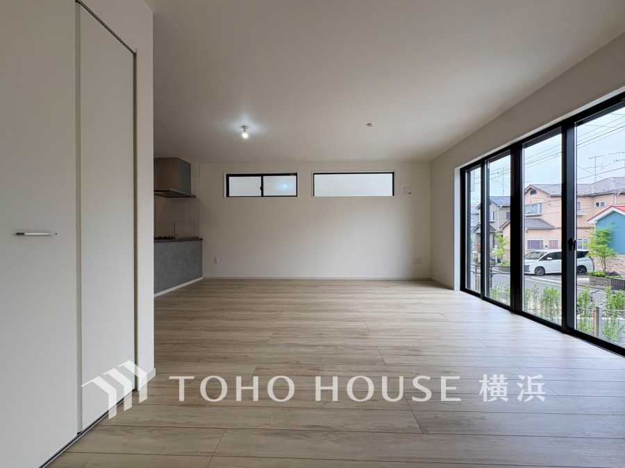 広々としたリビングダイニングは、シックでモダンな内装。落ち着いた雰囲気に包まれて、伸びやかな空間の中で、ゆったりと家族団らんのひとときを過ごせます。