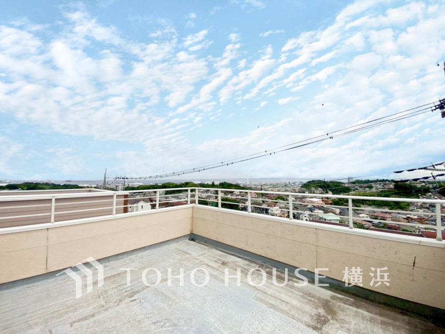 空が広がる屋上テラス、プライベート性の高い空間を楽しむと同時に朝焼けや星空を見ることで癒しを得ることが出来ます。