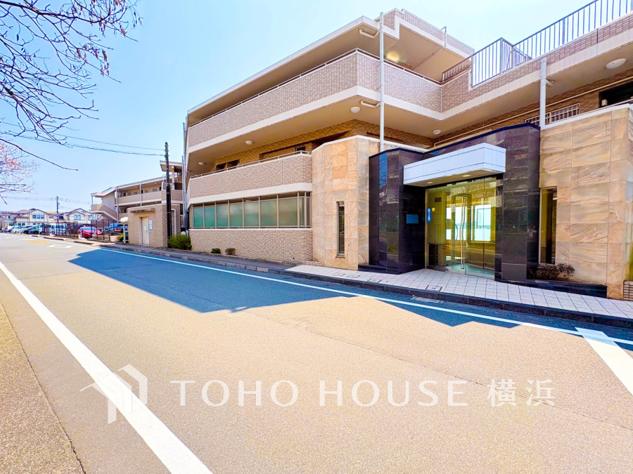 閑静な住宅街に佇む、落ち着いたデザインの低層マンション。