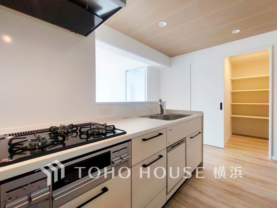 新規交換されたシステムキッチンはスタイリッシュな対面式。キッチン横には収納豊富なパントリー付きです。