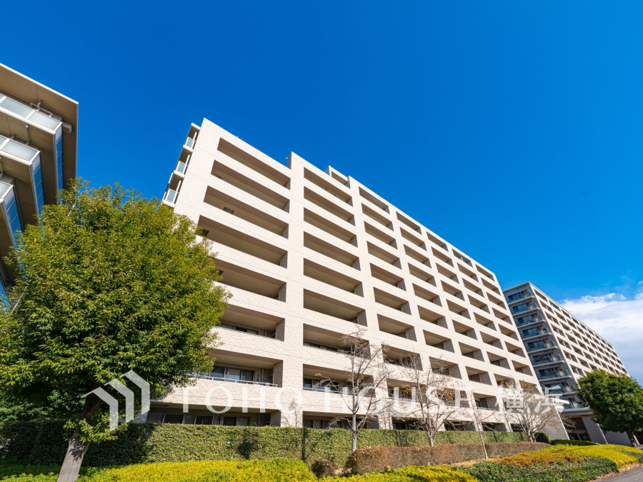 爽やかな青空の下に贅沢なほどに降り注ぐ陽光、豊かな居住性と、クオリティが見事に調和した住空間は、住まうことの喜びを感じさせてくれます。 