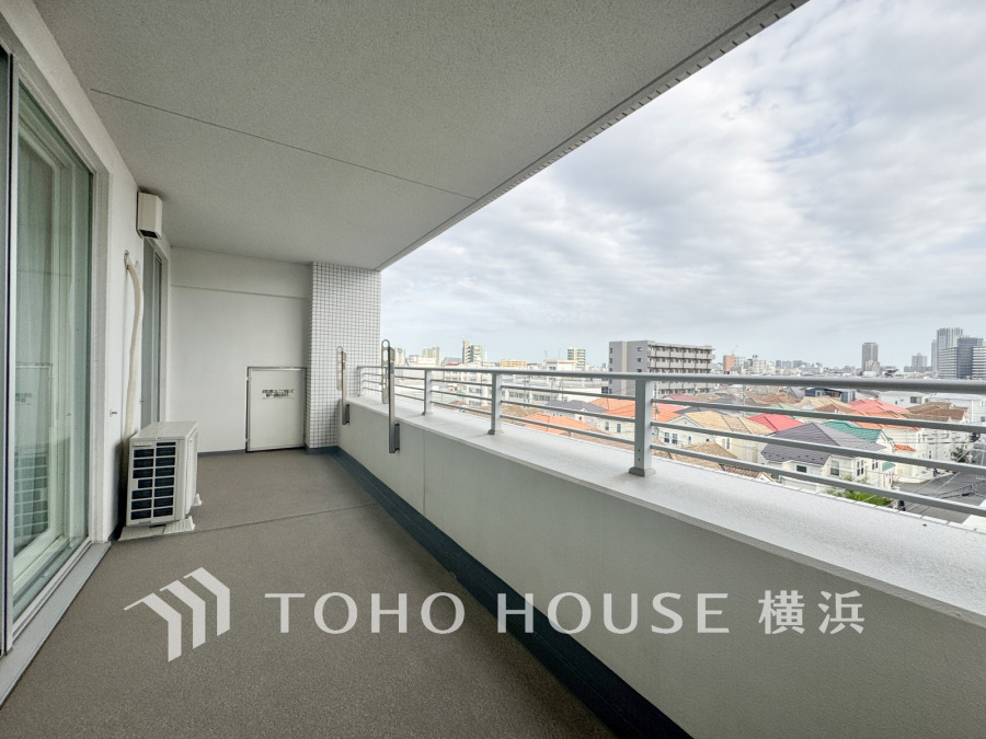 開放感があり、遮るものもなく気持ちのいい景色が広がります。お部屋にも爽やかな風と暖かく柔らかな日差しが差し込み、毎日の暮らしを豊かに彩ります。