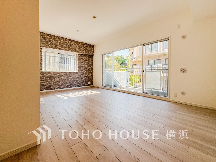 リビングダイニングは2面採光の広々した大空間。家族やお客様との時間など、多くの時を刻む空間。何気なく過ぎる時でさえも上質なひと時となる快適な空間を目指して。