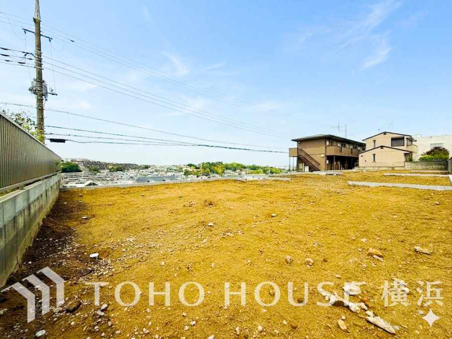【2026年4月撮影】閑静な住宅街の陽当りに恵まれた土地。たくさんの想いが美しいカタチに彩られた時、そこにはひと時のくつろぎが生まれ、ゆっくりと愛着が育まれていきます。