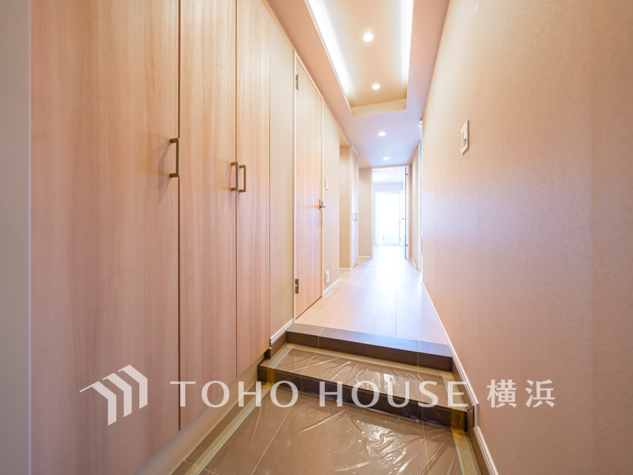 上質感漂う玄関と廊下。居住者の帰り、訪れる方を優しく迎える・安らぎに満ちた生活空間を予感させる。健やかな暮らしを楽しめることでしょう。