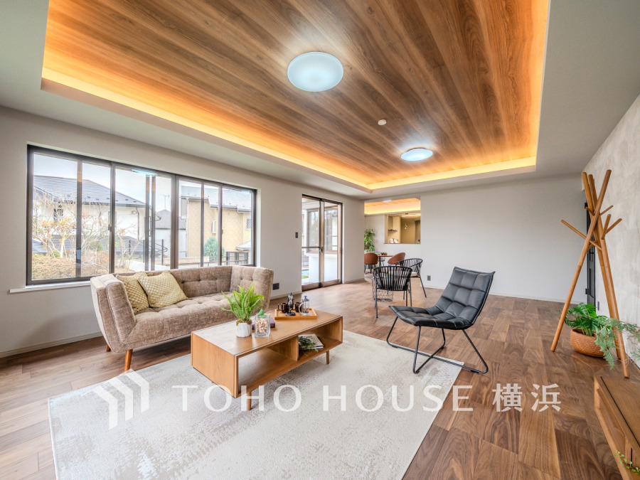 木目天井の間接照明が温かみを演出する、開放感あふれる広々リビングダイニングです。