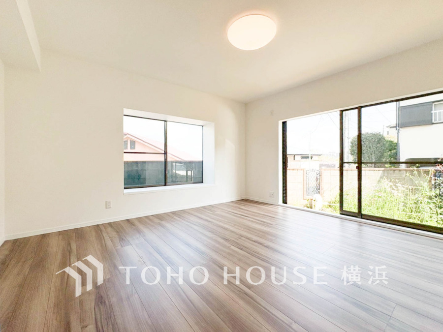 家族みんなが爽やかに健やかに過ごせるように、溢れる光をたっぷり取り込んだリビングダイニング。集いの場、憩いの場としての快適性を求めたやすらぎの空間です。