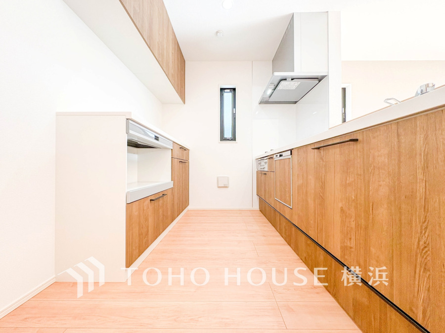 ナチュラルな木目調の収納と明るい空間が魅力の、使い勝手の良いシステムキッチンです。カップボード標準装備。