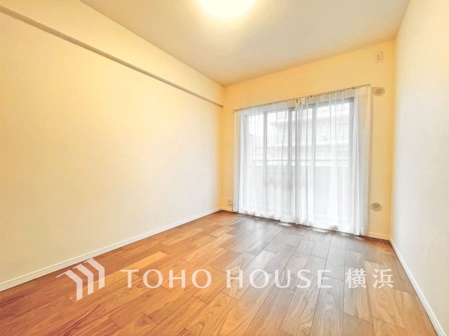 バルコニーに面した明るい洋室。穏やかな陽射しが、ゆったりとした寛ぎの時間を包みます。
