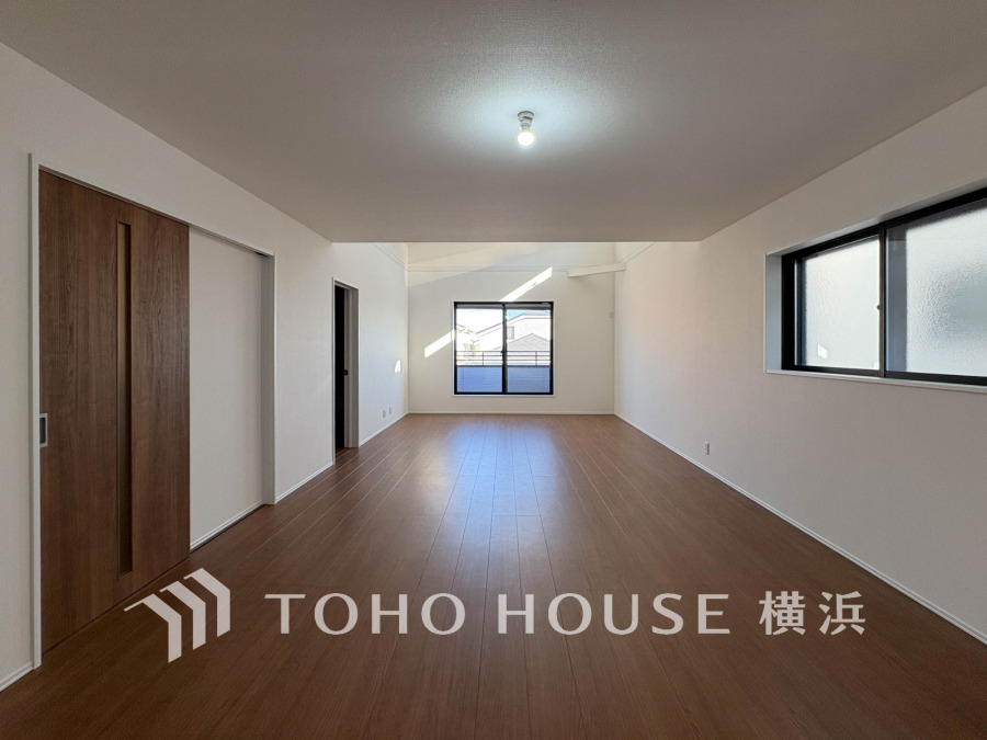 開放的な広さと2面採光がもたらす、光溢れ豊かな居住空間はこの住まいのクオリティを感じさせてくれます。豊かな時間が流れるこの場所に暮す喜び