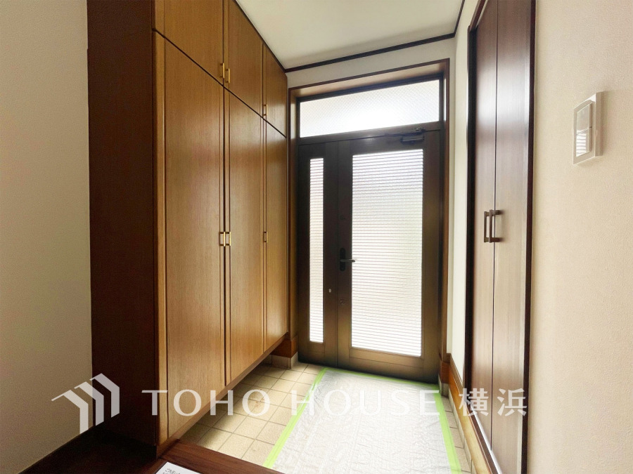 明るく開放的な空間を木目が美しい建具が見事に演出。住まいの顔となる玄関は、落ち着きと華やぎに満ちた空間に。ご家族の「行ってきます」「ただいま」を見守り続けます。 