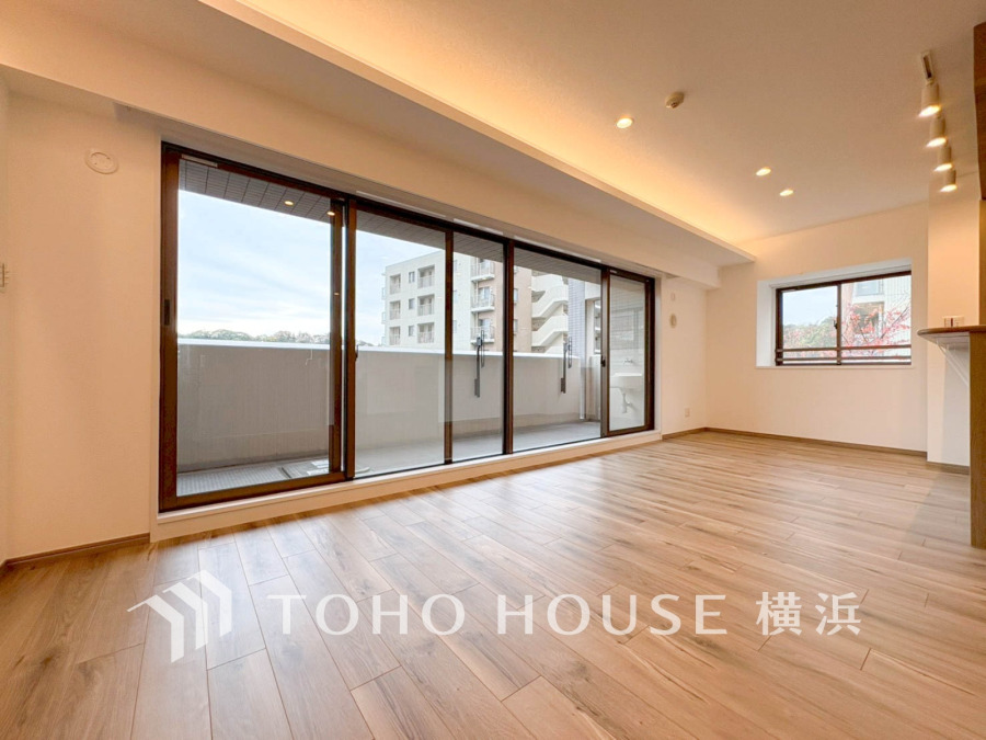 大きな窓から自然光がたっぷり入り、開放感あふれる明るいリビング空間です。快適な暮らしを実現します。