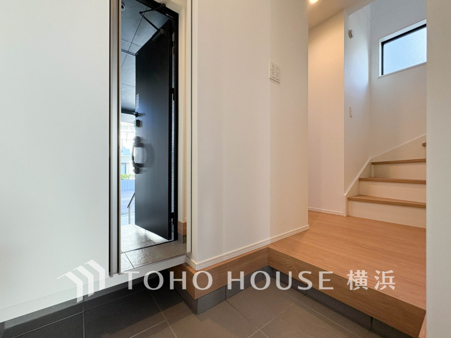 お客様をお迎えする玄関は落ち着いた雰囲気。帰りに着くたび洗練されたテイストの空間に迎えられ誇りと喜びを感じる玄関まわりです。