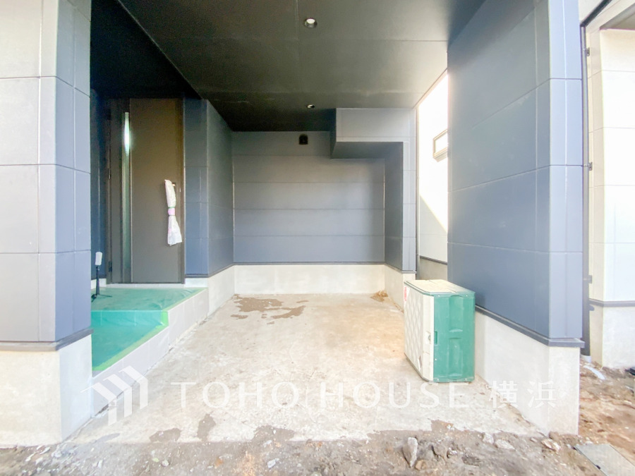 ゆったりとした駐車スペースを確保いたしました。豊かなカーライフをお楽しみください。（2026年1月撮影）