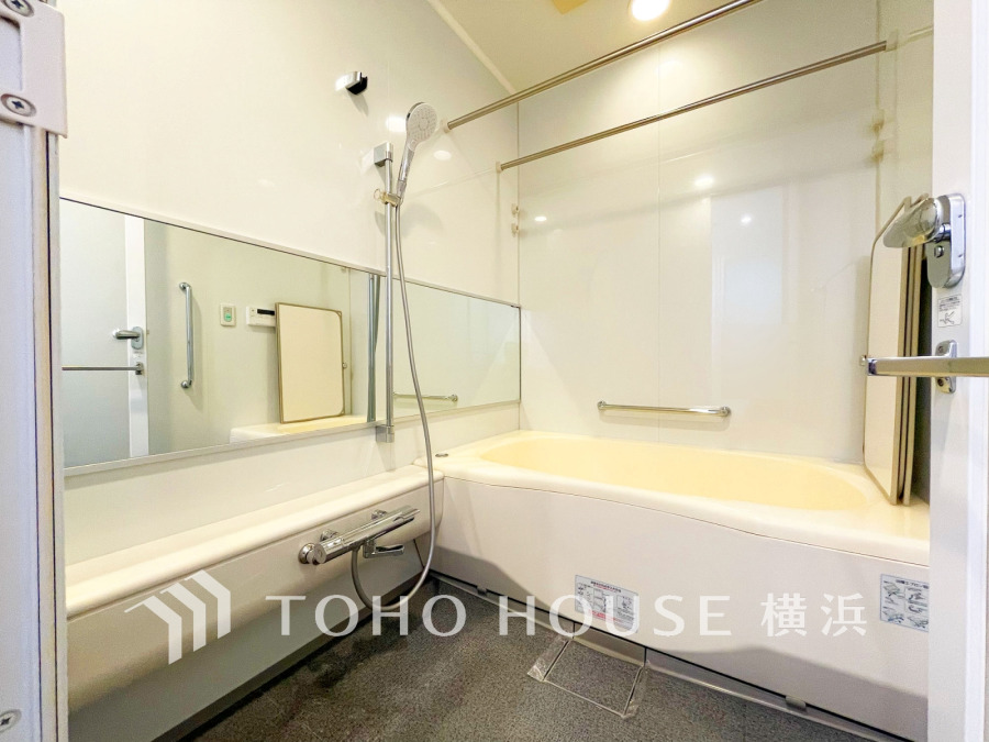 心地よいリラックスを叶える清潔感溢れる美しい空間。快適で機能的なバスルームです。
