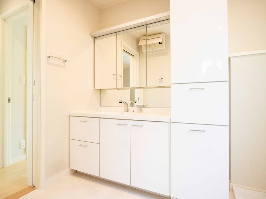 収納も豊富な白を基調とした洗面台は便利なシャワー付き。朝の忙しい時間にも、手早く身支度を整えられそうです。