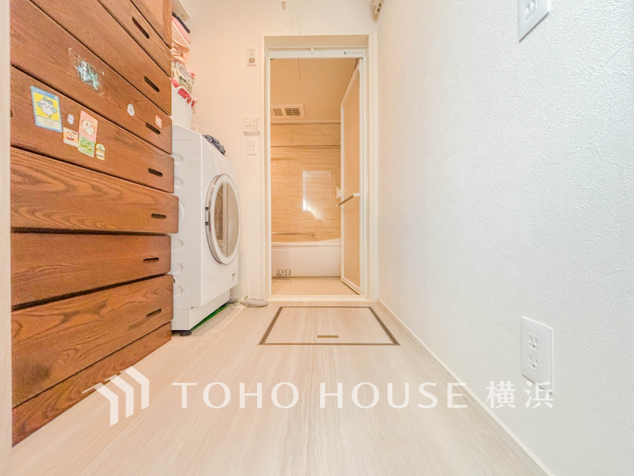 落ち着いた空間を演出するカラーと、ゆったり落ち着いてお使い頂ける広さが魅力のパウダールーム。居室からも独立しており、プライベート空間を保ちます。